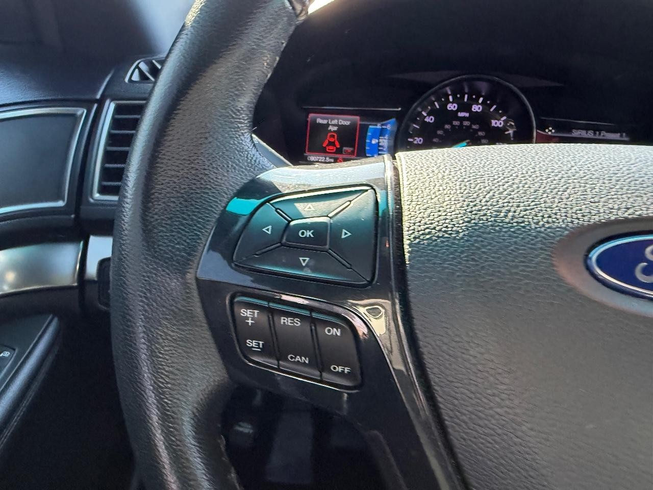 Ford Explorer Vehicle Full-screen Gallery Image 15