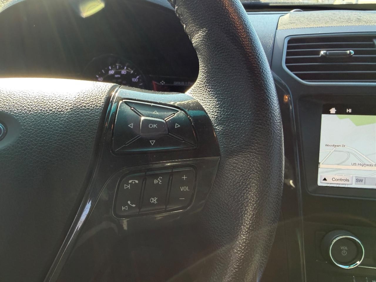 Ford Explorer Vehicle Full-screen Gallery Image 16