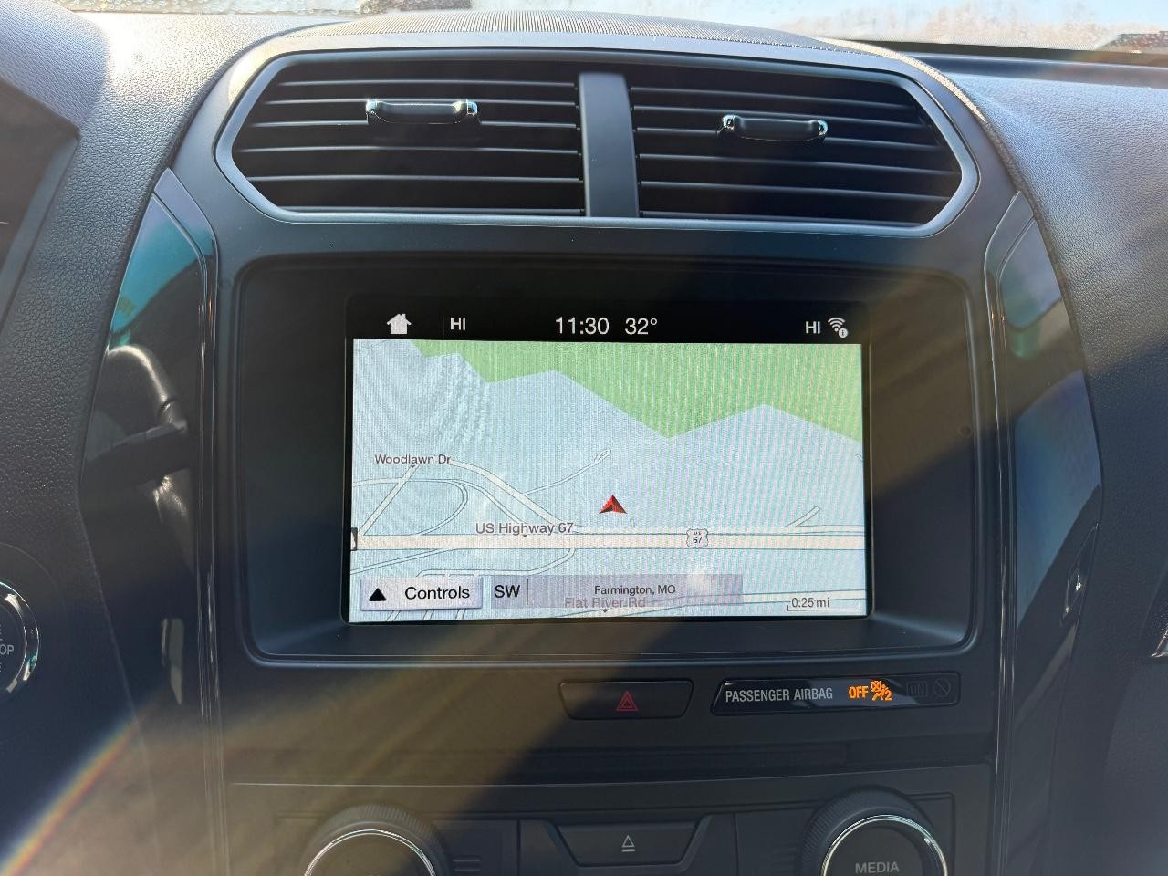 Ford Explorer Vehicle Full-screen Gallery Image 17