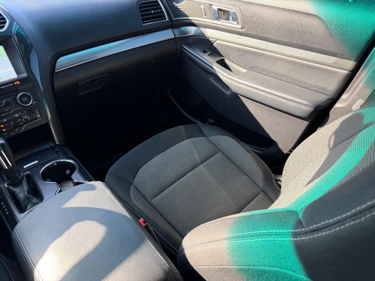 Ford Explorer Vehicle Full-screen Gallery Image 20