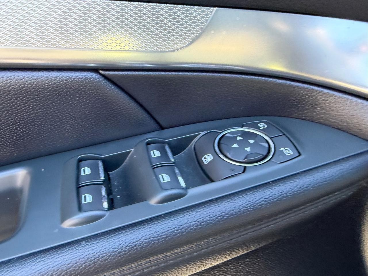 Ford Explorer Vehicle Full-screen Gallery Image 21