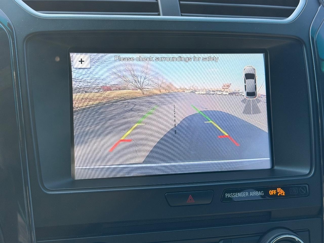 Ford Explorer Vehicle Full-screen Gallery Image 24