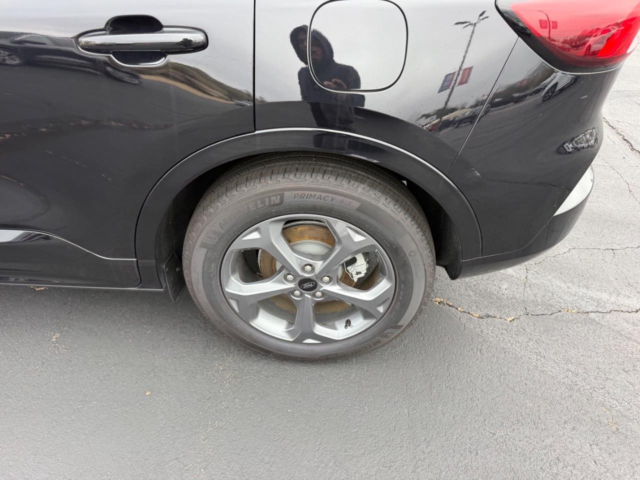 Ford Escape Vehicle Full-screen Gallery Image 07