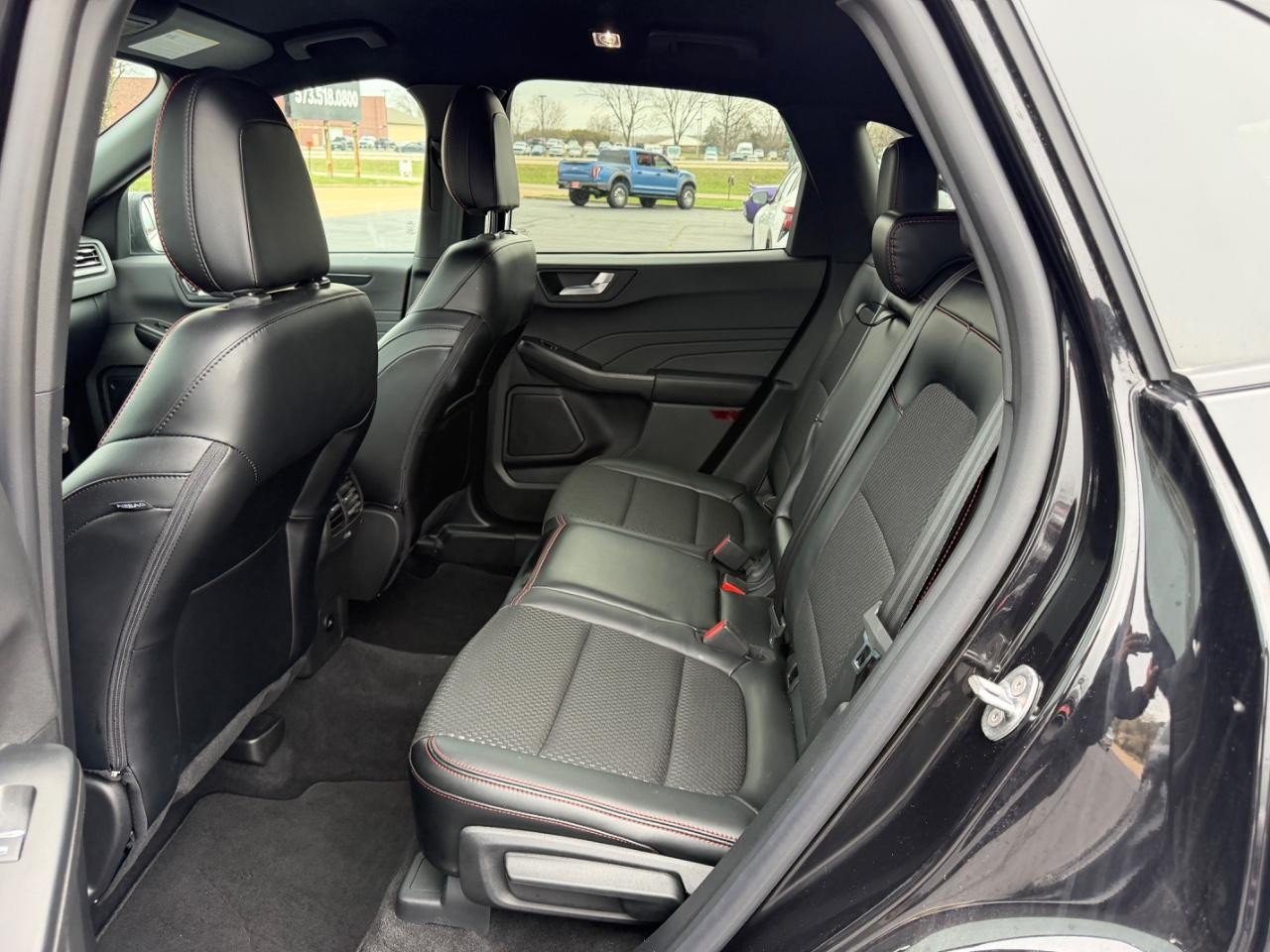 Ford Escape Vehicle Full-screen Gallery Image 10