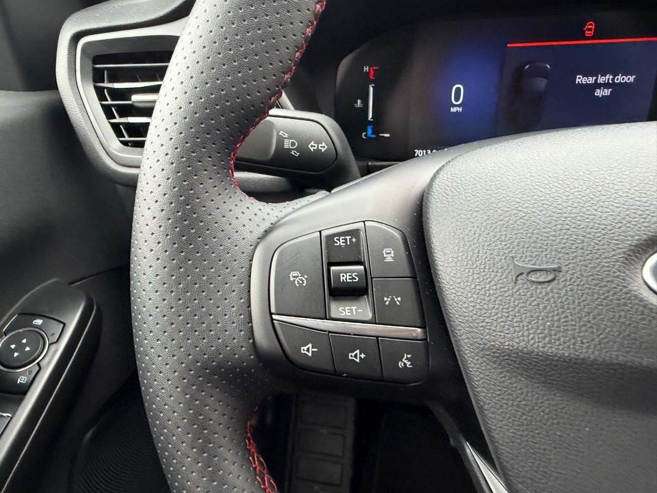 Ford Escape Vehicle Full-screen Gallery Image 13