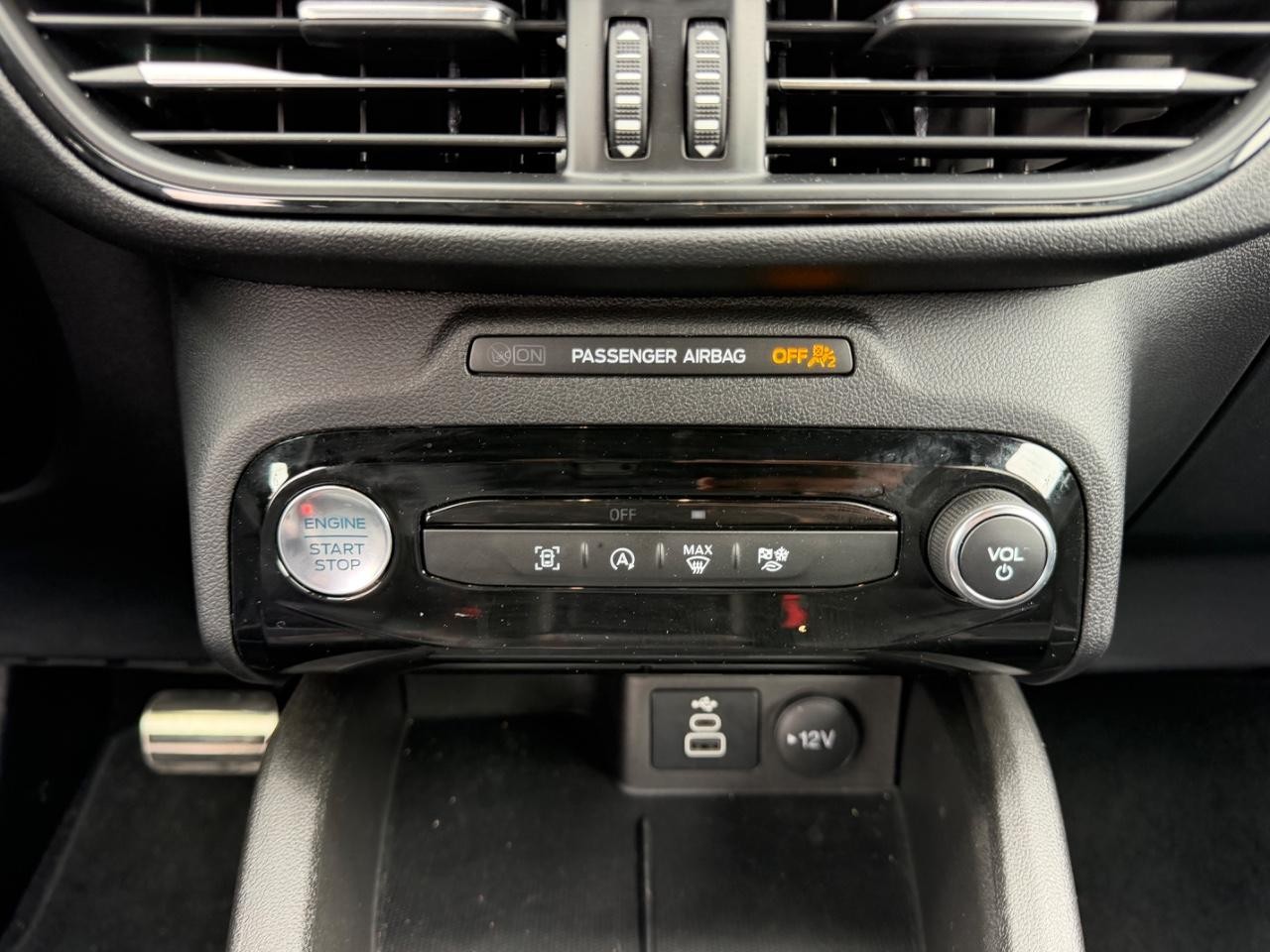 Ford Escape Vehicle Full-screen Gallery Image 16