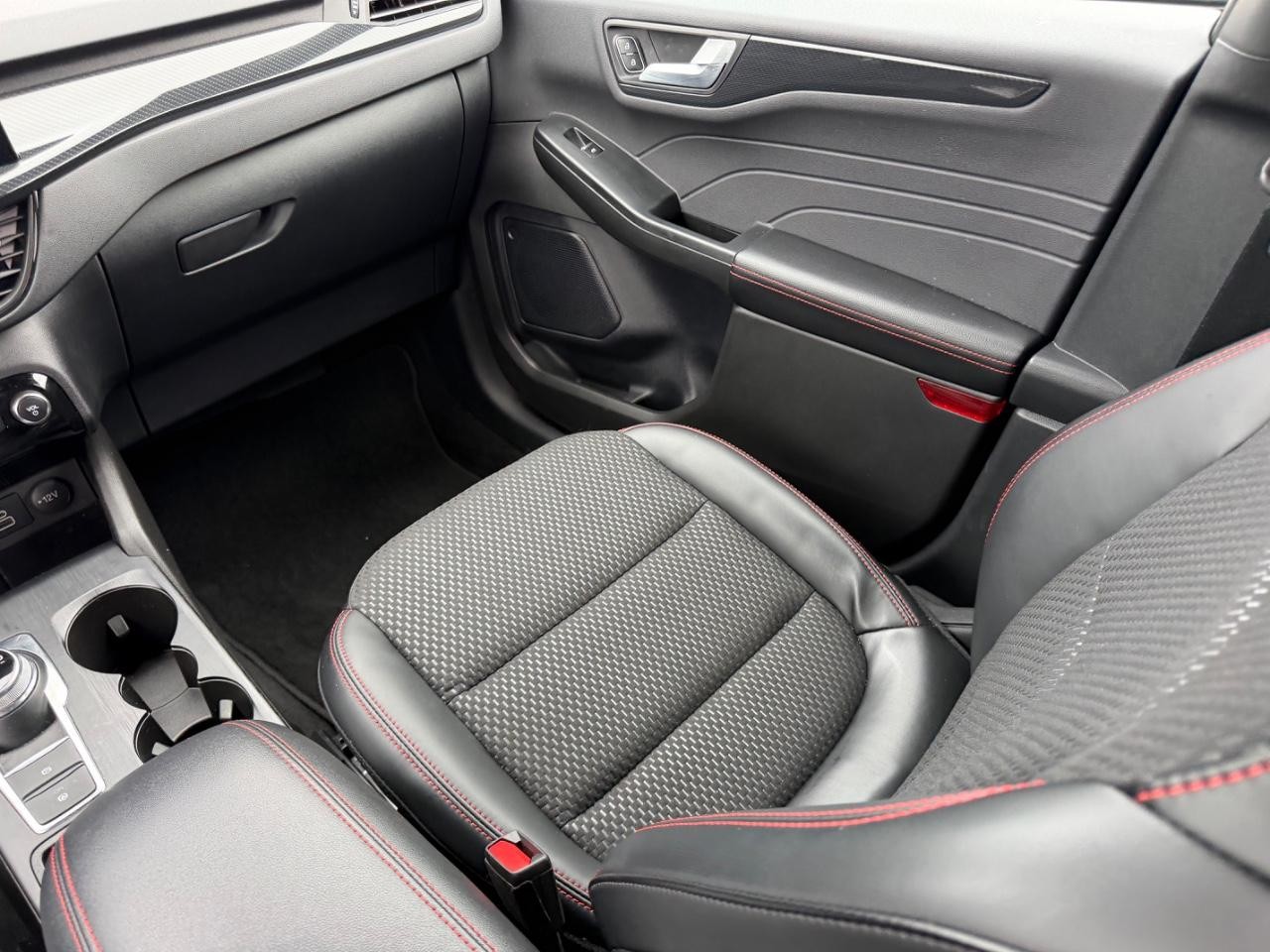 Ford Escape Vehicle Full-screen Gallery Image 18