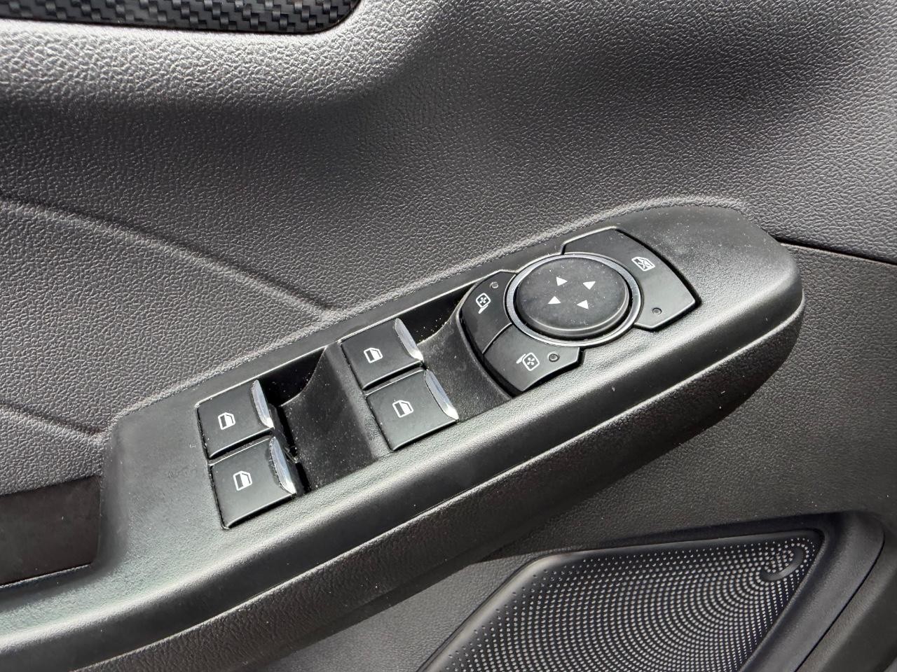 Ford Escape Vehicle Full-screen Gallery Image 19