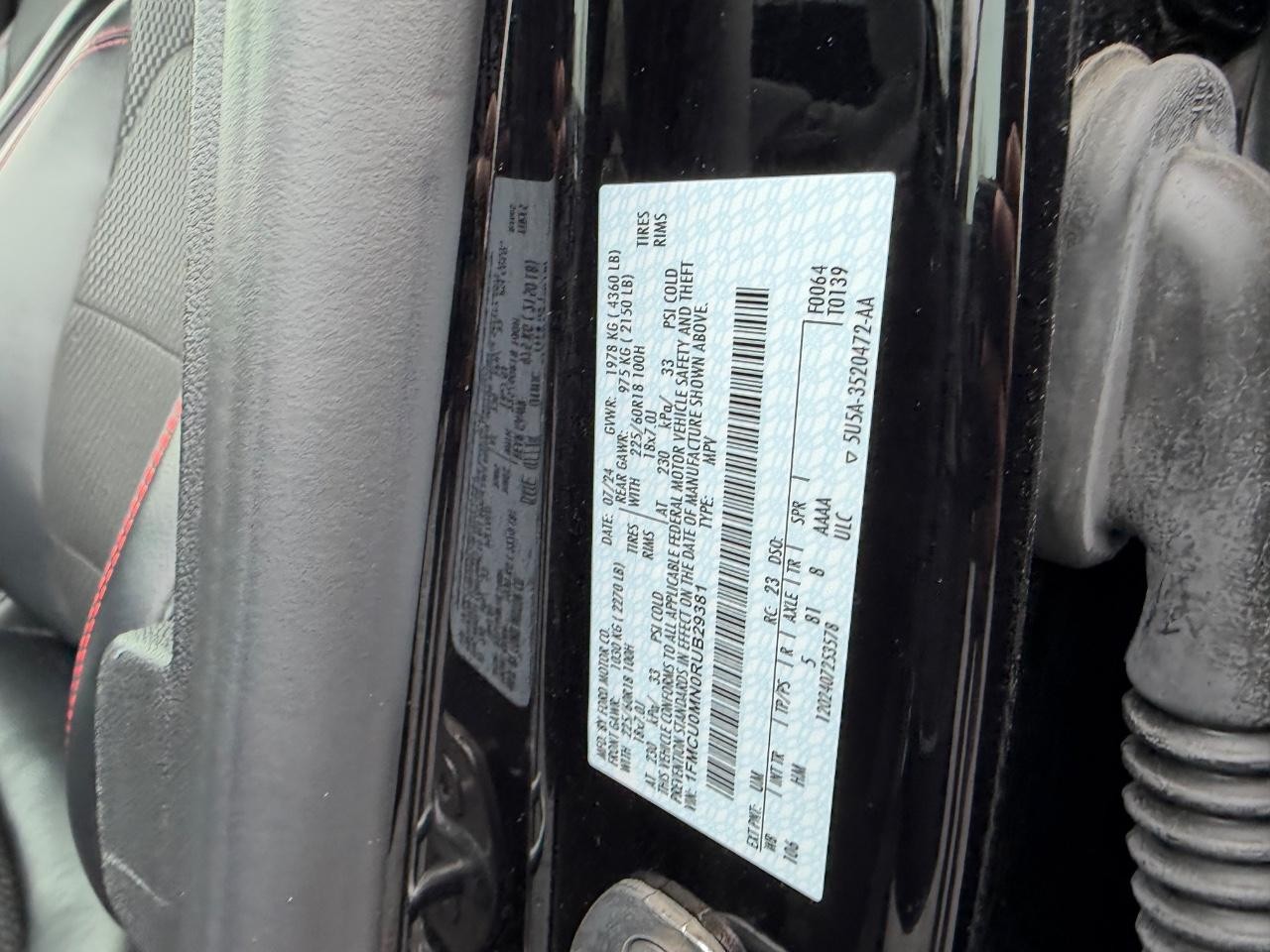 Ford Escape Vehicle Full-screen Gallery Image 23