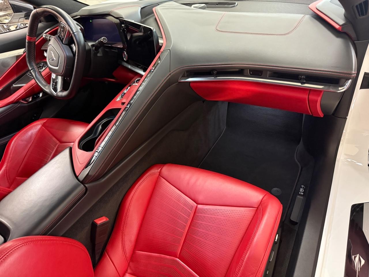 Chevrolet Corvette Vehicle Full-screen Gallery Image 11