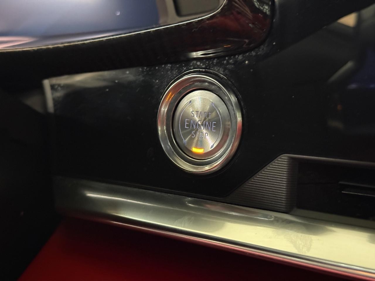 Chevrolet Corvette Vehicle Full-screen Gallery Image 17