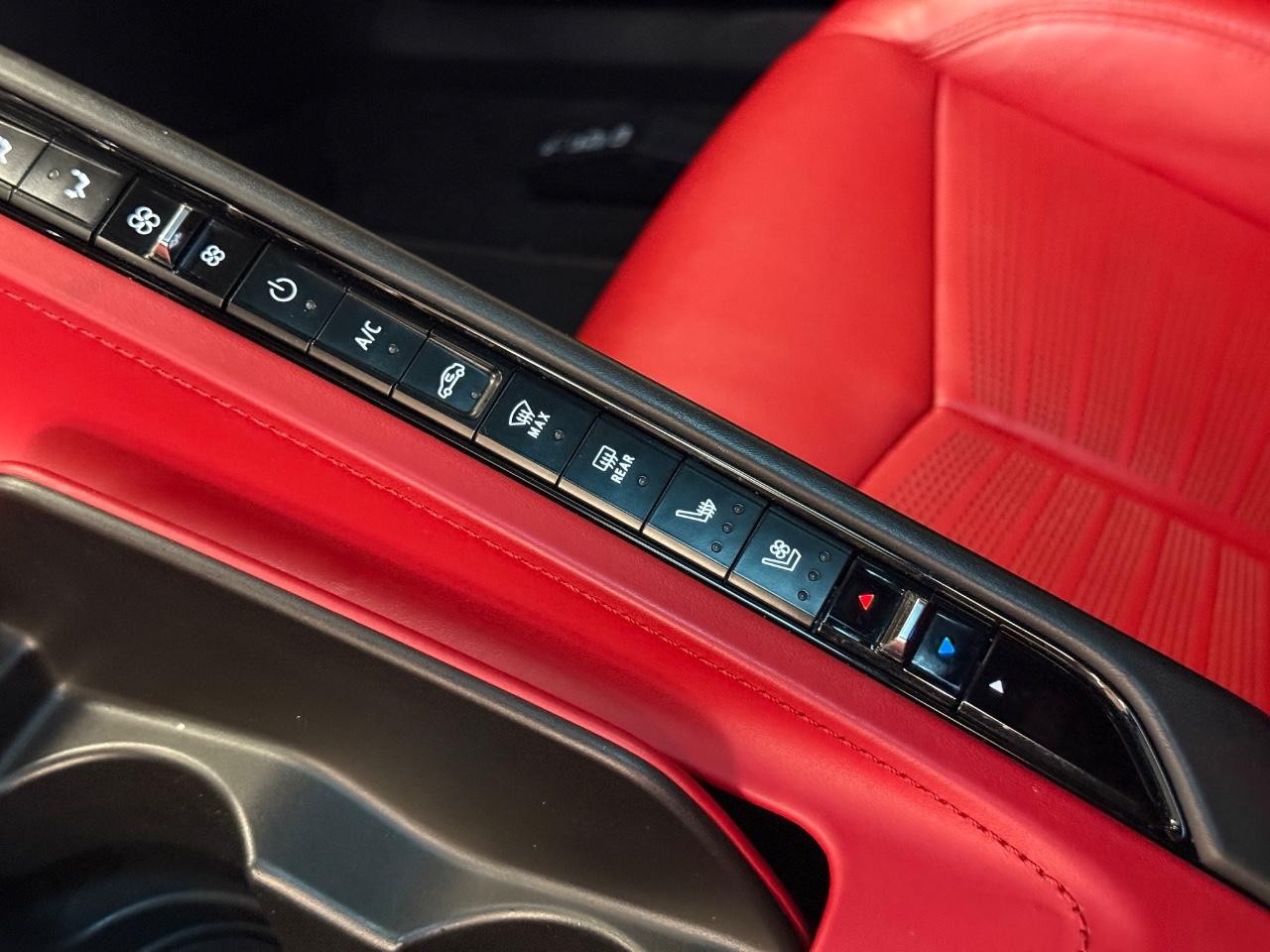 Chevrolet Corvette Vehicle Full-screen Gallery Image 20