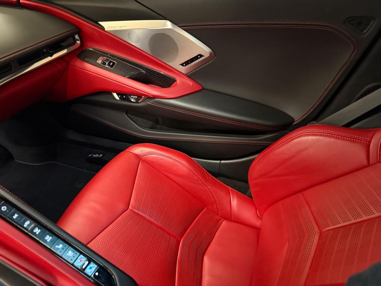 Chevrolet Corvette Vehicle Full-screen Gallery Image 21