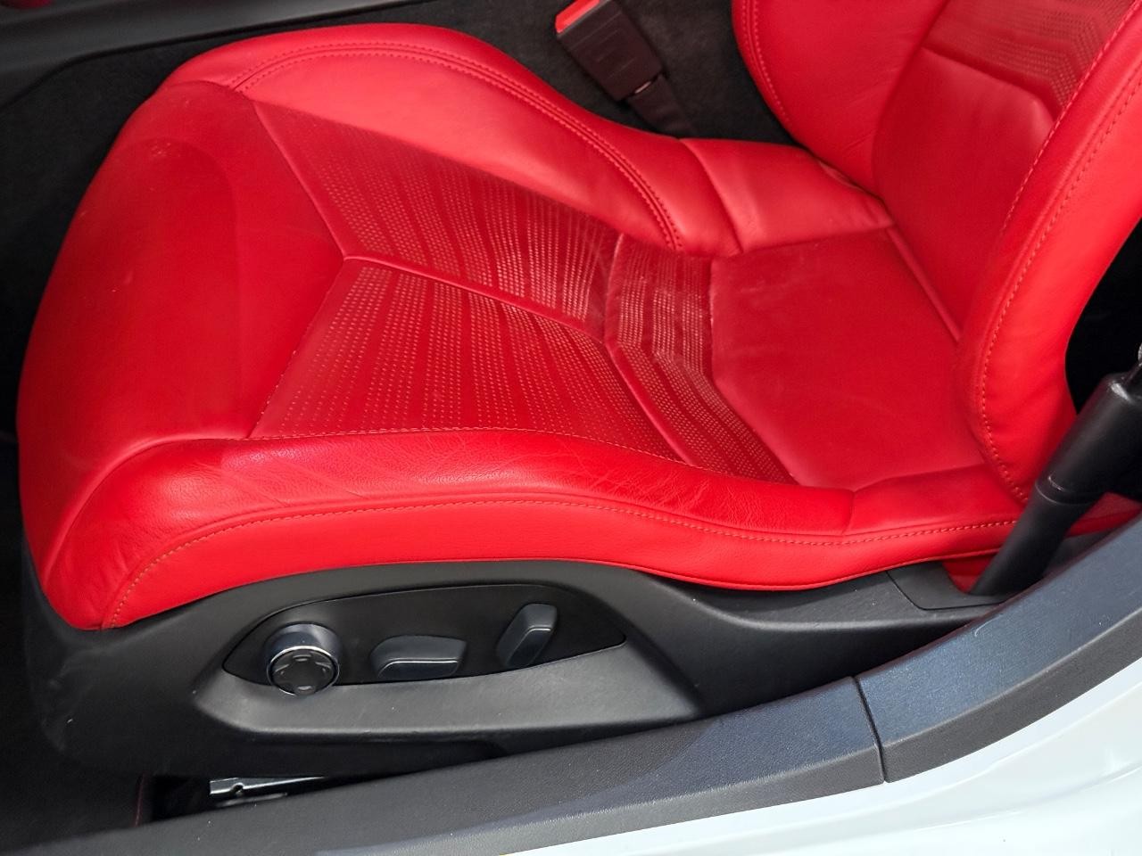 Chevrolet Corvette Vehicle Full-screen Gallery Image 26