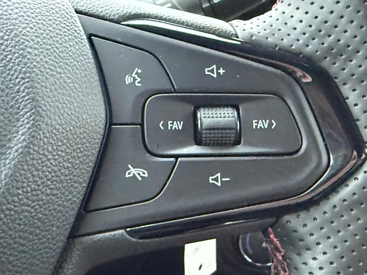 Chevrolet Trax Vehicle Full-screen Gallery Image 14