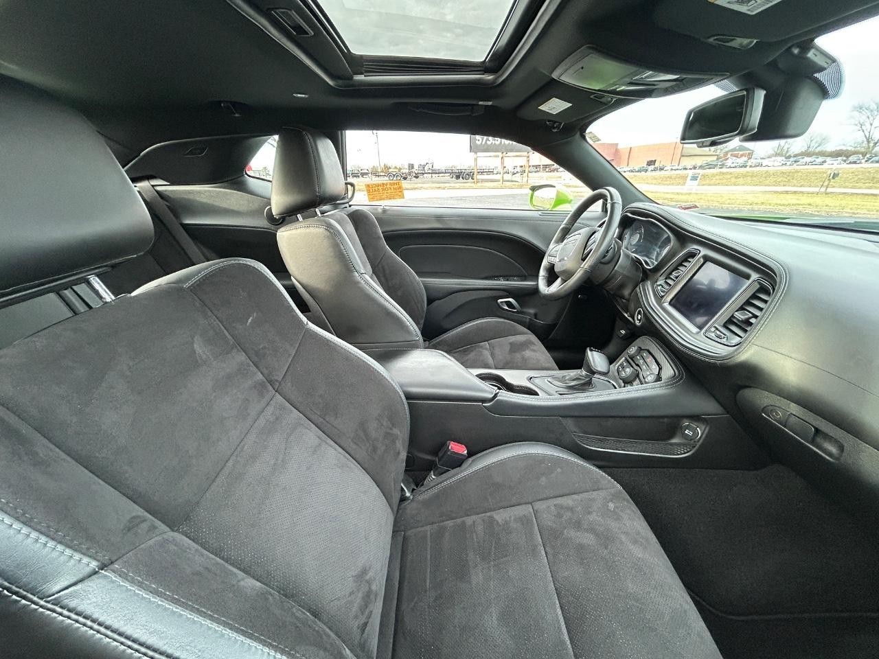 Dodge Challenger Vehicle Full-screen Gallery Image 08