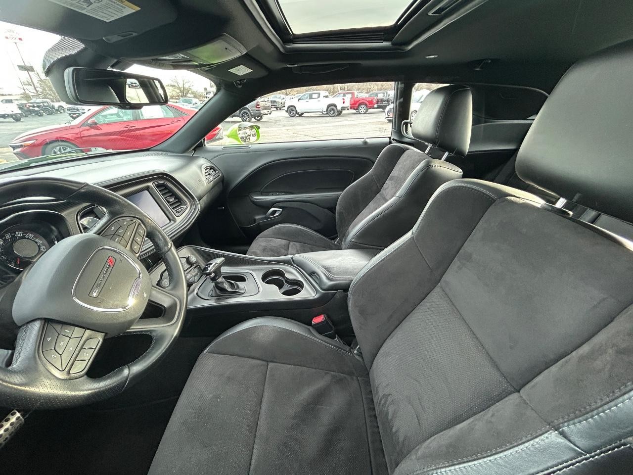 Dodge Challenger Vehicle Full-screen Gallery Image 10