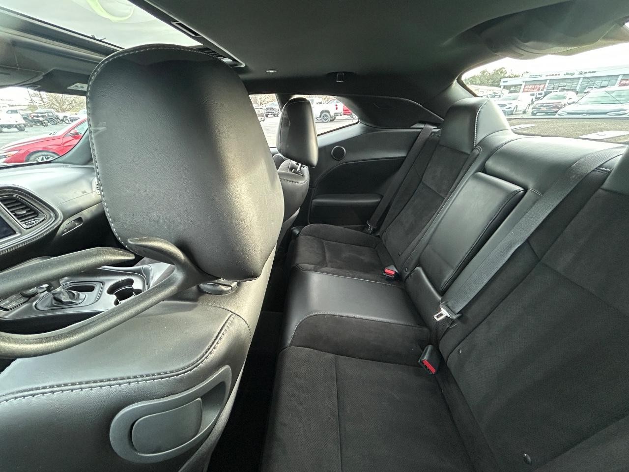 Dodge Challenger Vehicle Full-screen Gallery Image 12