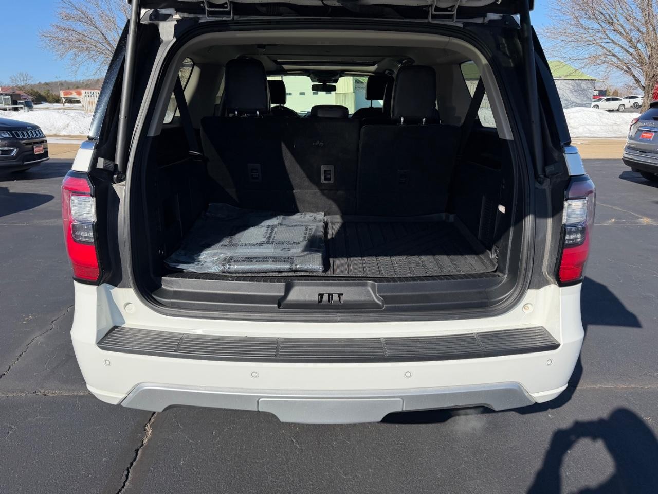 Ford Expedition Max Vehicle Full-screen Gallery Image 05