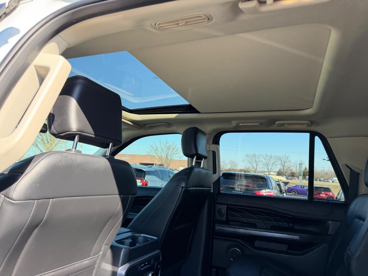 Ford Expedition Max Vehicle Full-screen Gallery Image 12