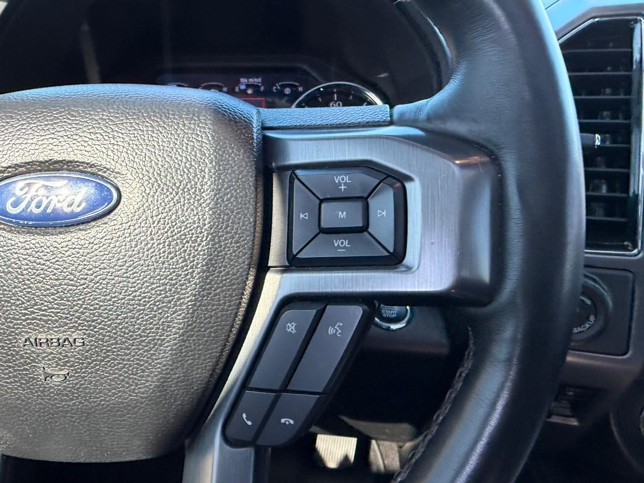 Ford Expedition Max Vehicle Full-screen Gallery Image 17