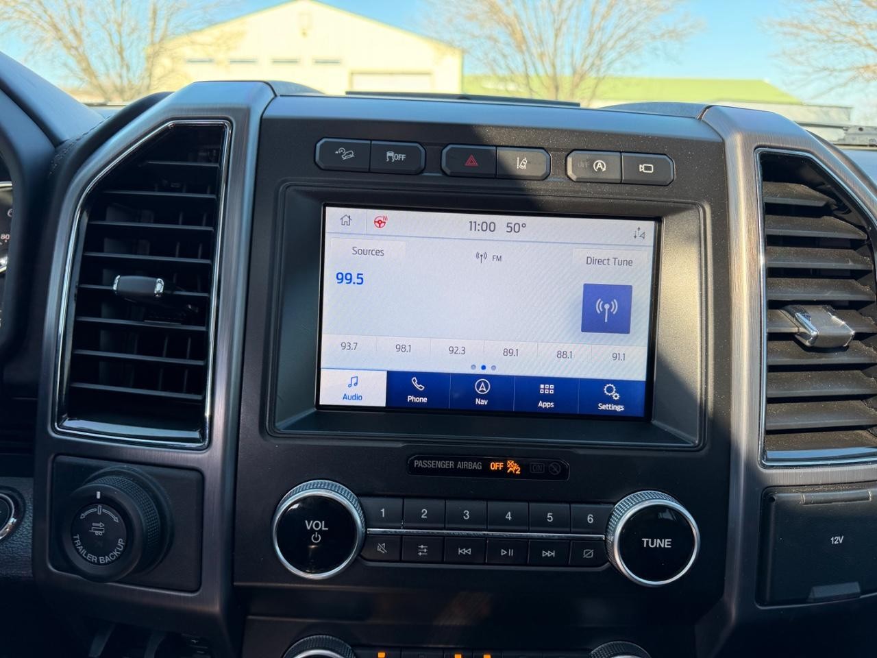 Ford Expedition Max Vehicle Full-screen Gallery Image 18