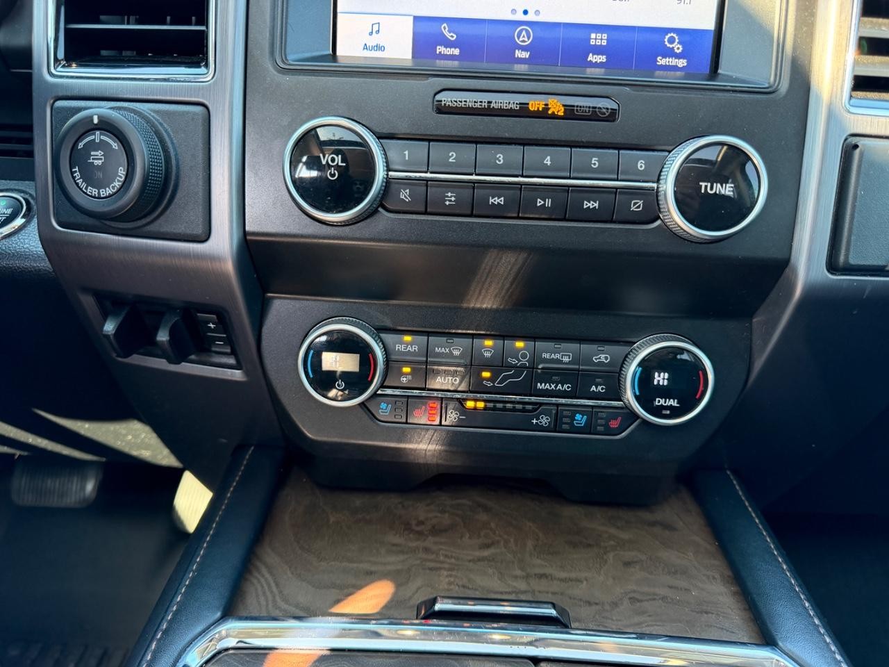 Ford Expedition Max Vehicle Full-screen Gallery Image 20