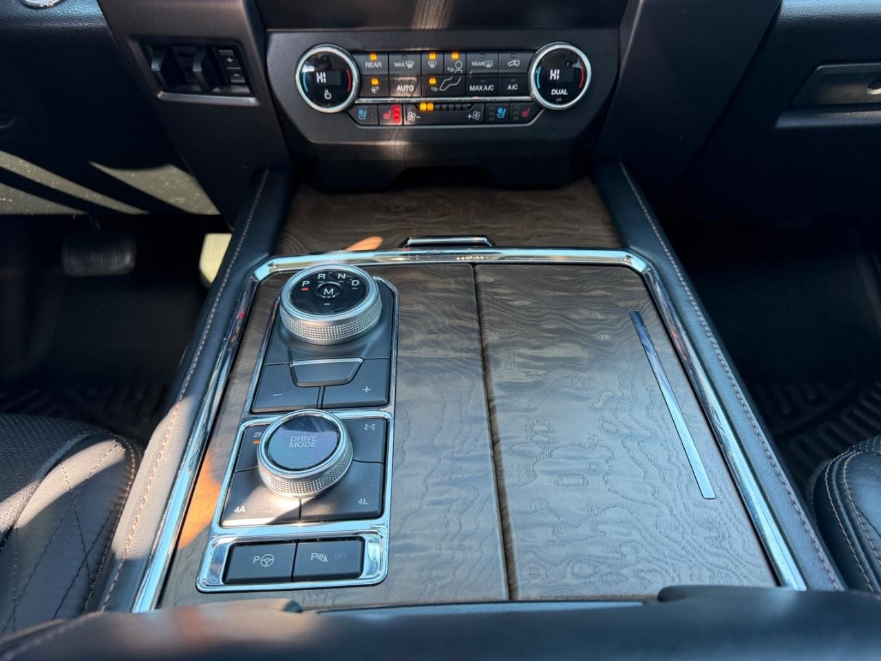 Ford Expedition Max Vehicle Full-screen Gallery Image 21