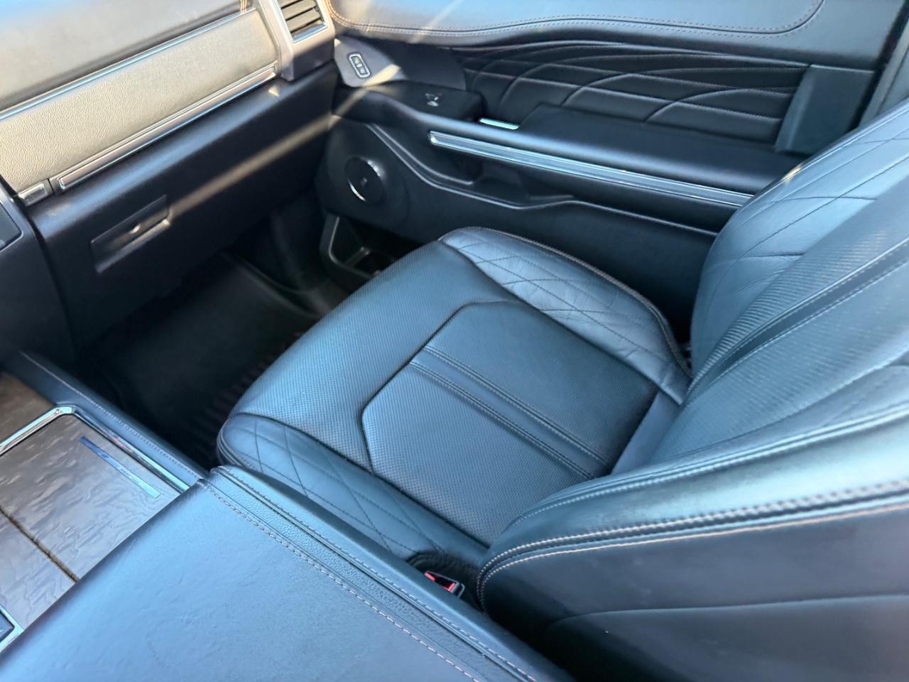 Ford Expedition Max Vehicle Full-screen Gallery Image 22