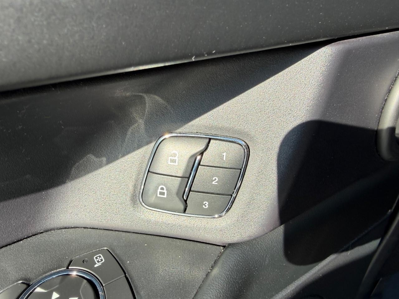 Ford Expedition Max Vehicle Full-screen Gallery Image 24