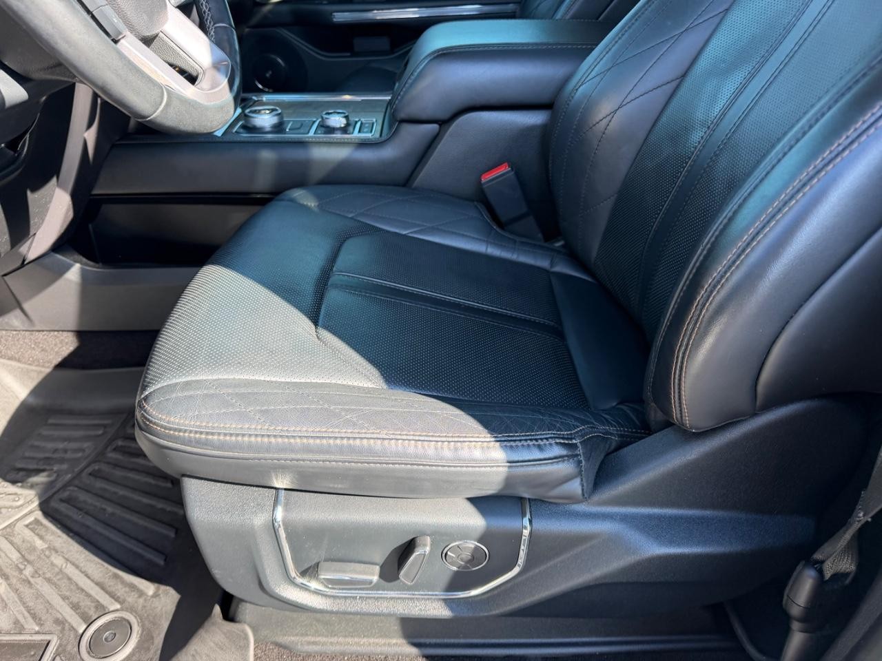 Ford Expedition Max Vehicle Full-screen Gallery Image 25