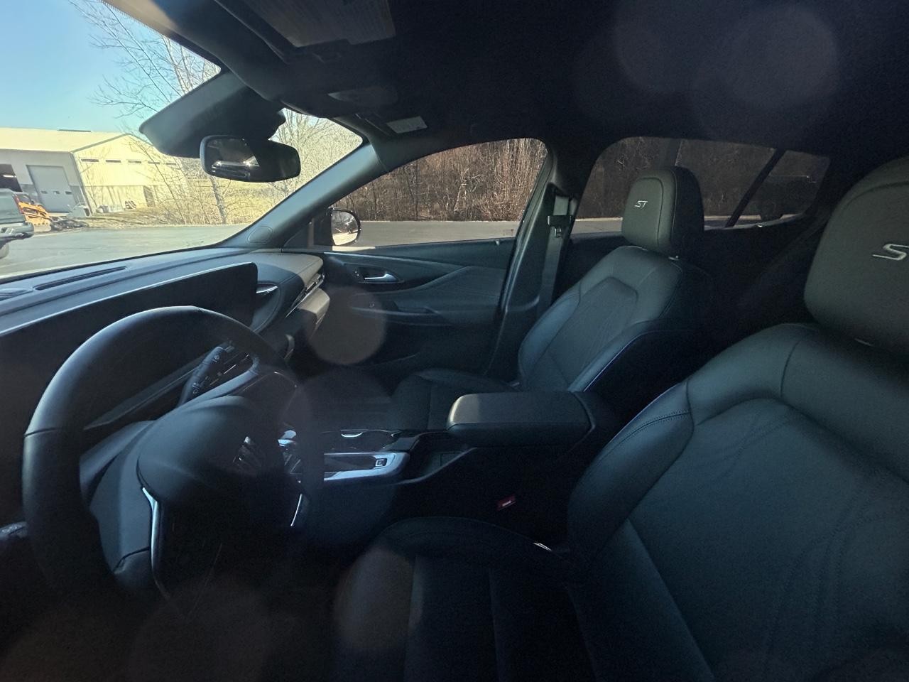 Buick Envista Vehicle Full-screen Gallery Image 03