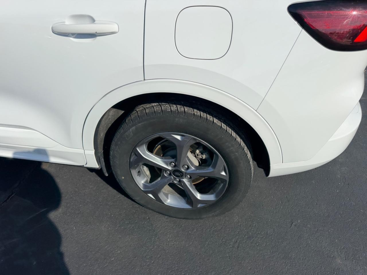 Ford Escape Vehicle Full-screen Gallery Image 07