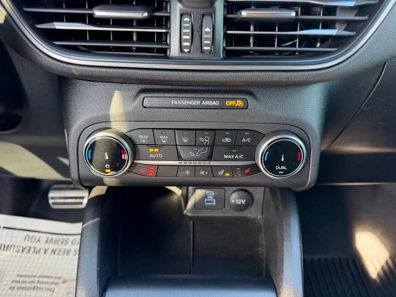 Ford Escape Vehicle Full-screen Gallery Image 16