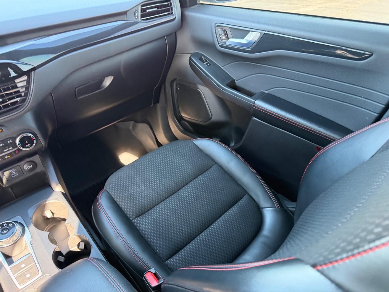 Ford Escape Vehicle Full-screen Gallery Image 18