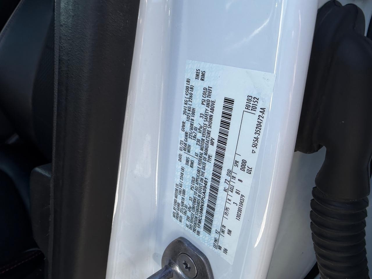 Ford Escape Vehicle Full-screen Gallery Image 23