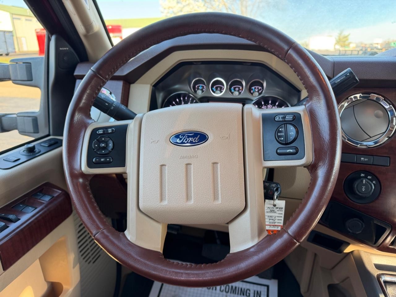 Ford F-350SD Vehicle Full-screen Gallery Image 12