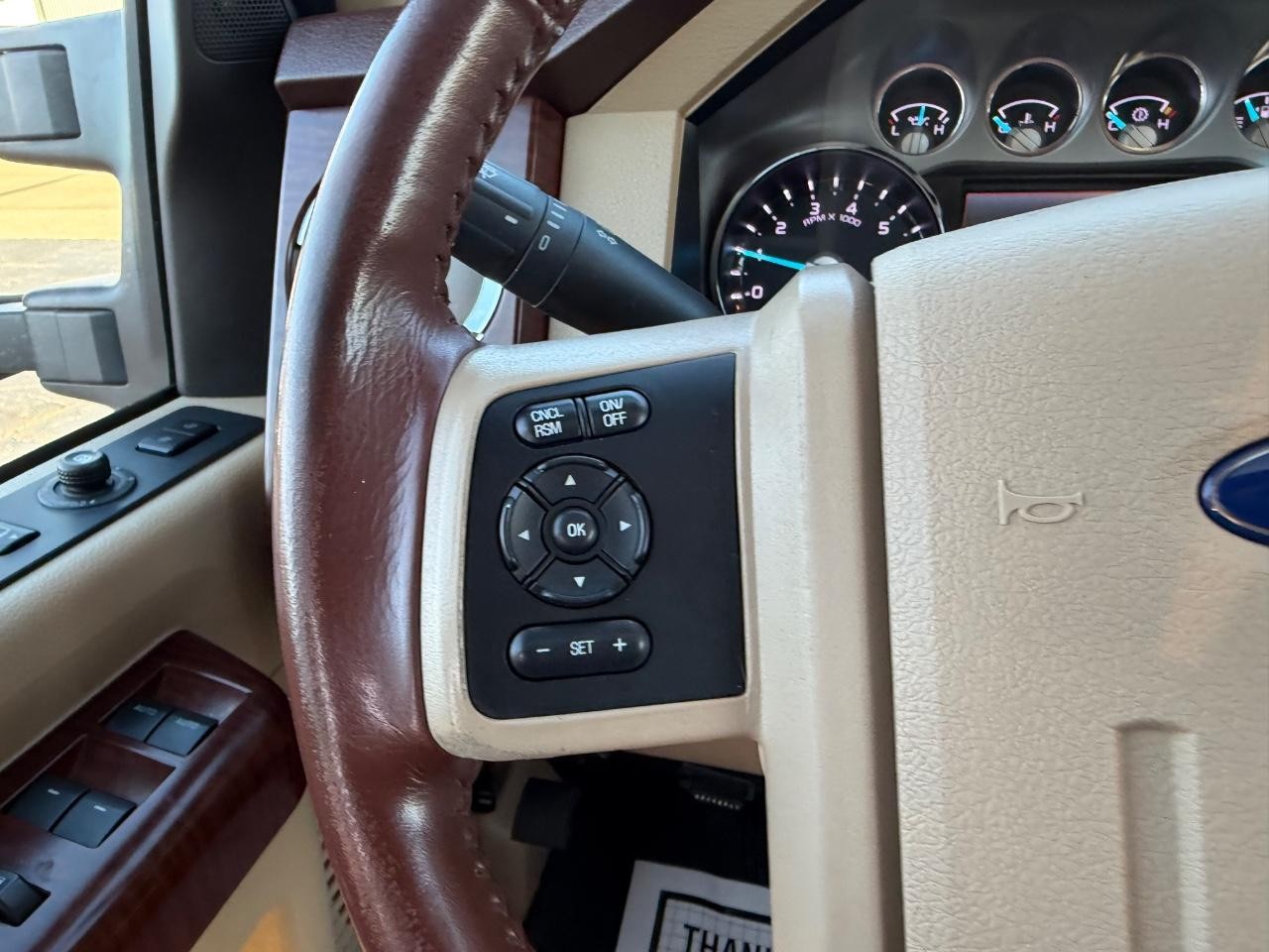 Ford F-350SD Vehicle Full-screen Gallery Image 13