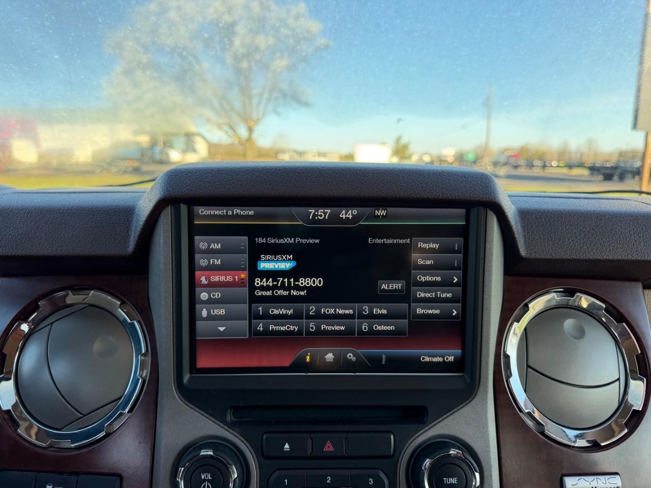 Ford F-350SD Vehicle Full-screen Gallery Image 15