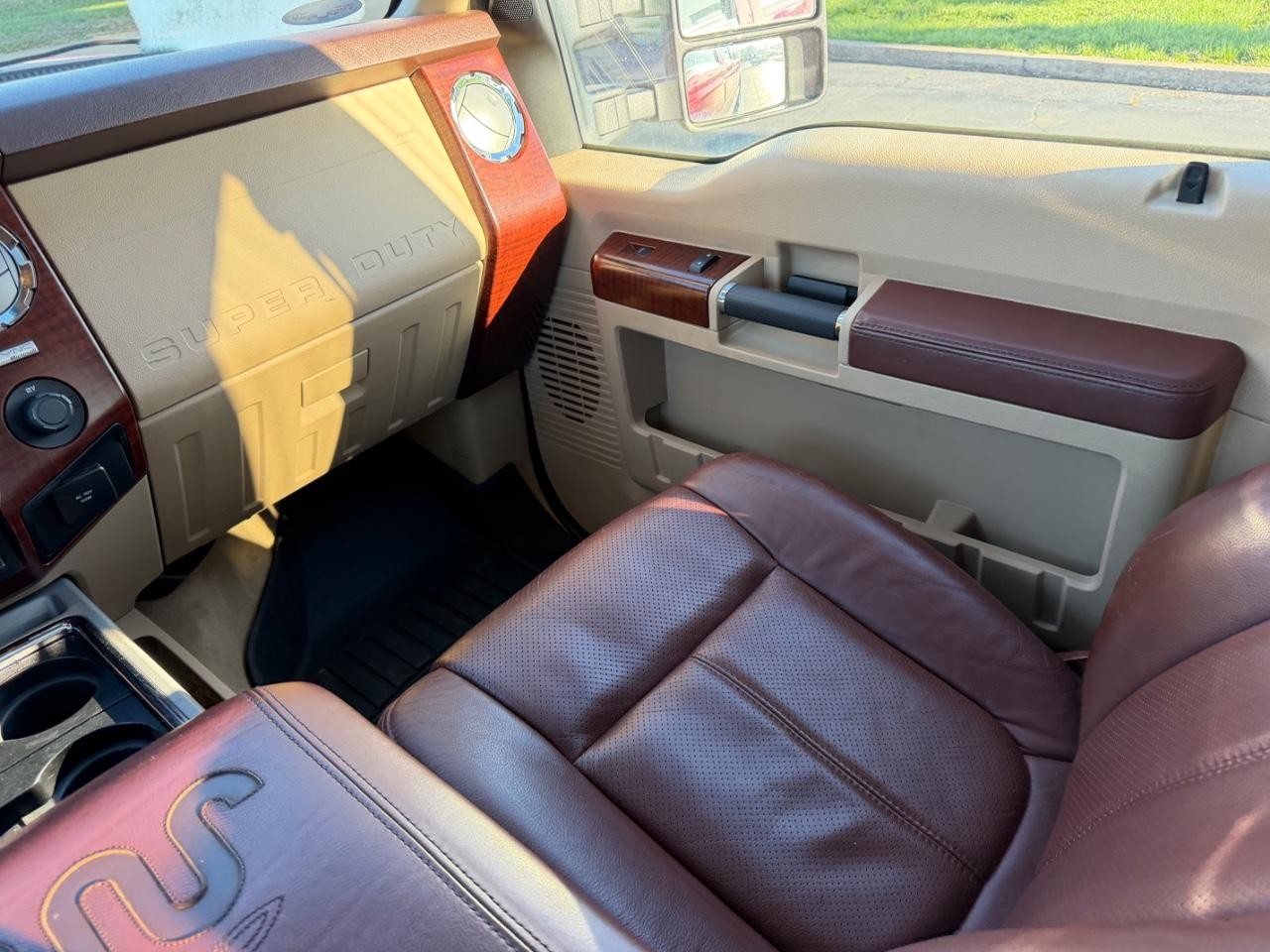 Ford F-350SD Vehicle Full-screen Gallery Image 17