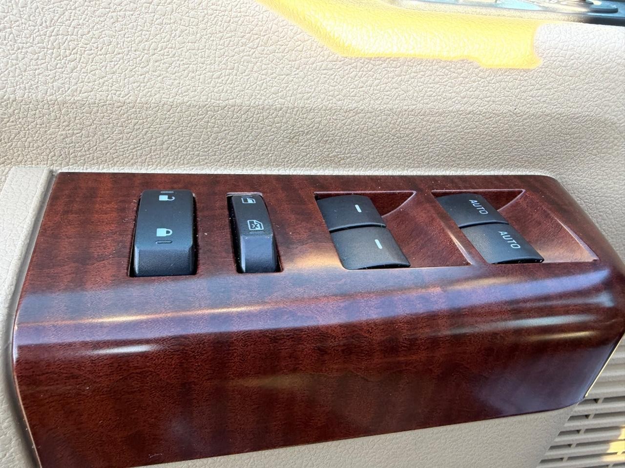 Ford F-350SD Vehicle Full-screen Gallery Image 18