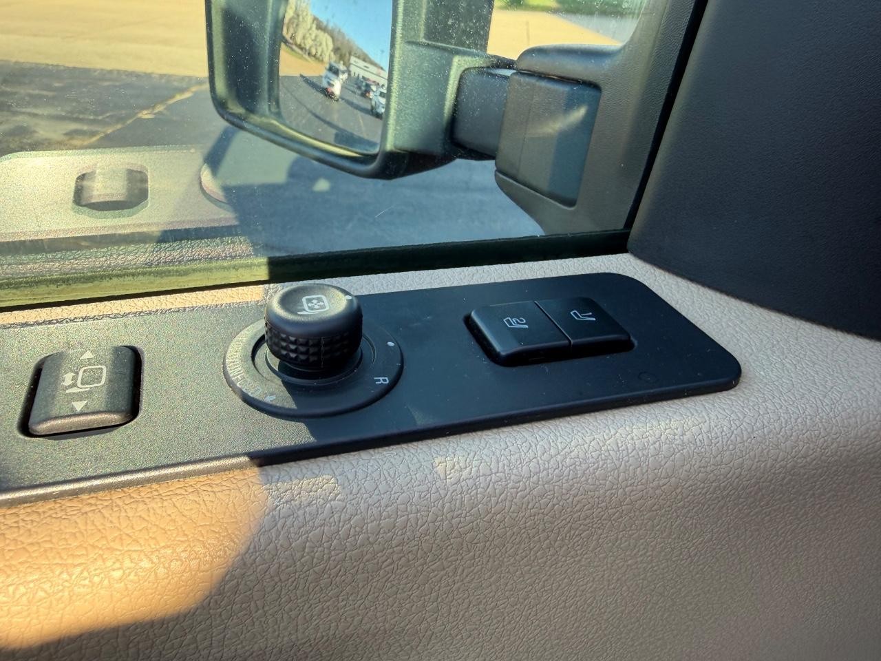 Ford F-350SD Vehicle Full-screen Gallery Image 19