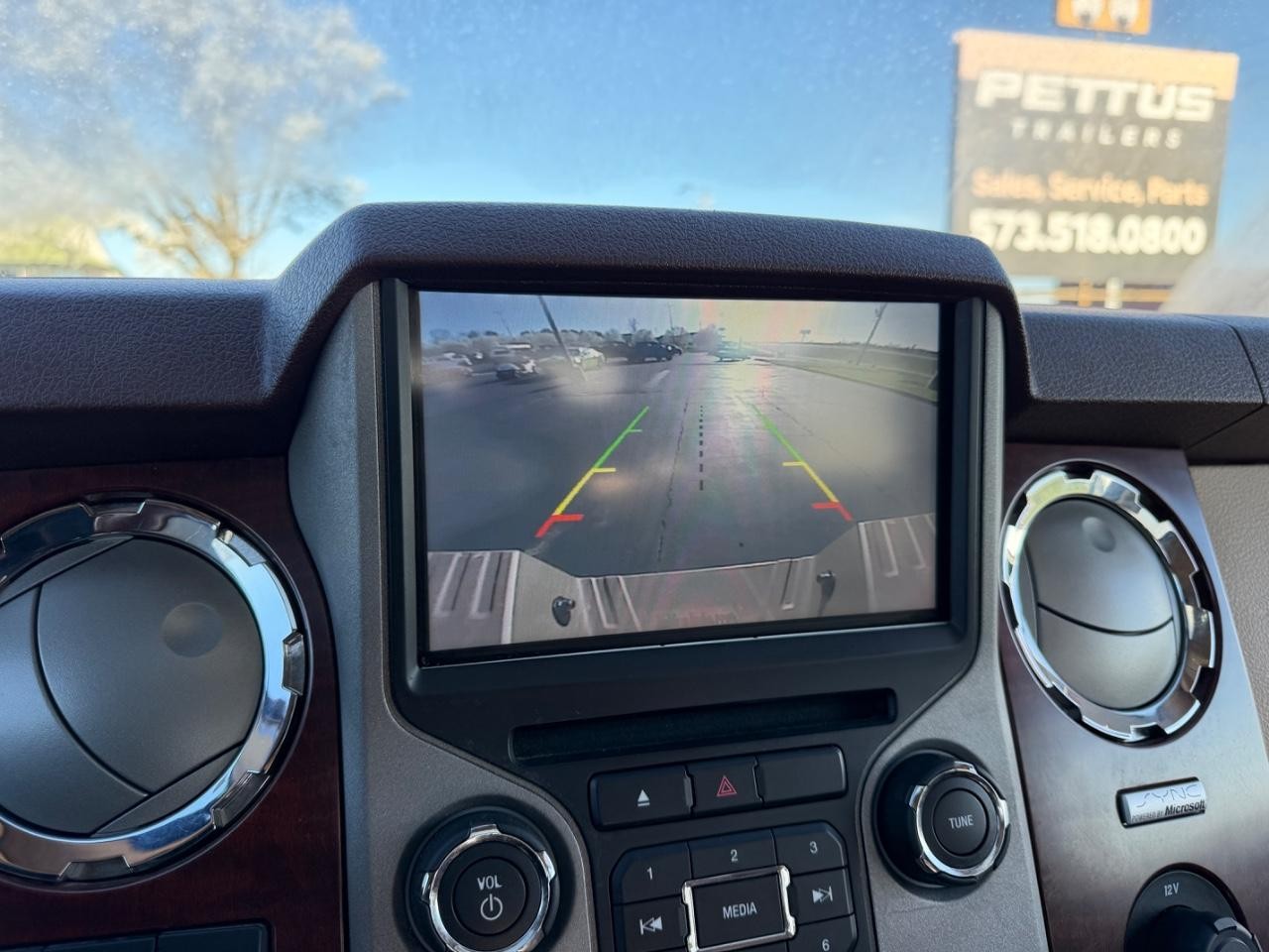 Ford F-350SD Vehicle Full-screen Gallery Image 22