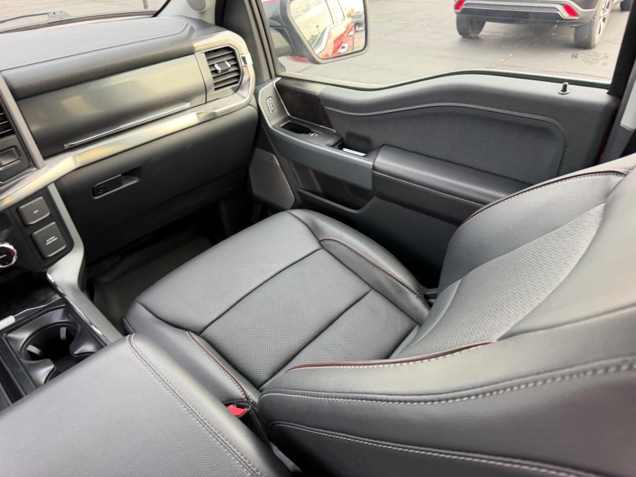 Ford F-150 Vehicle Full-screen Gallery Image 17