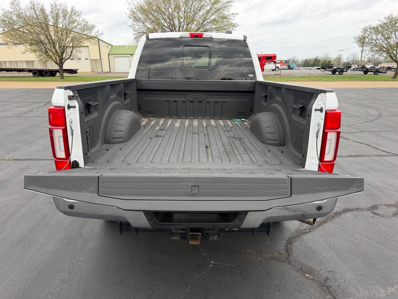 Ford F-350SD Vehicle Full-screen Gallery Image 05