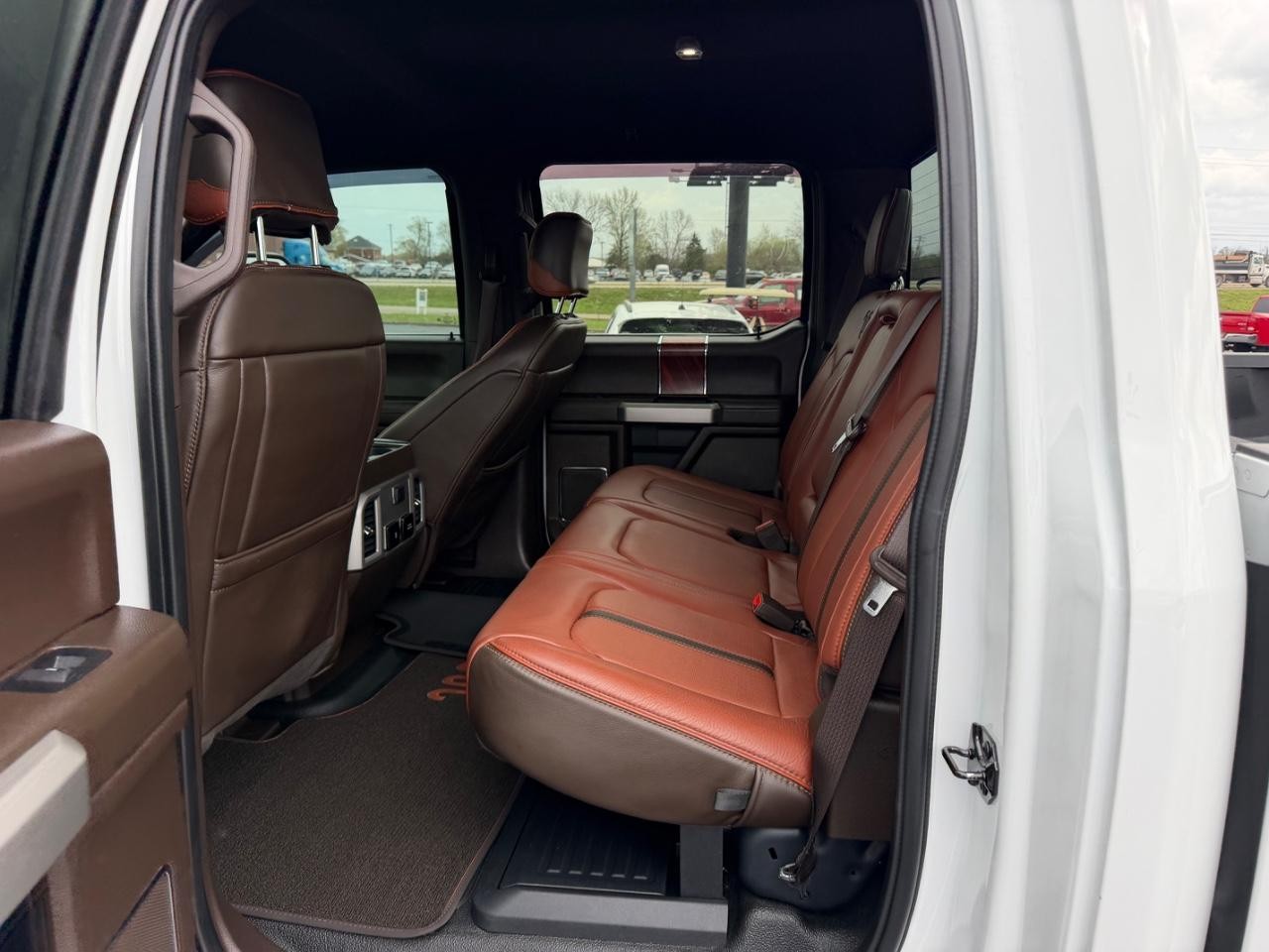 Ford F-350SD Vehicle Full-screen Gallery Image 09