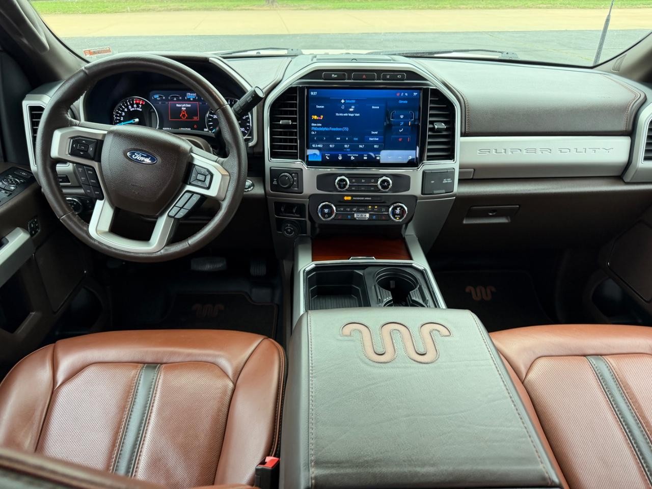 Ford F-350SD Vehicle Full-screen Gallery Image 10