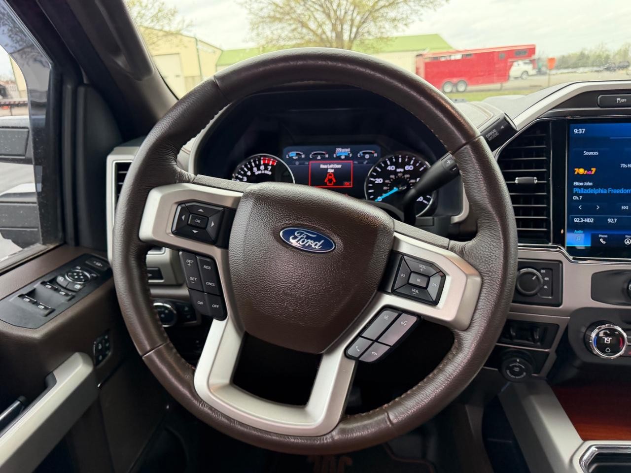 Ford F-350SD Vehicle Full-screen Gallery Image 11