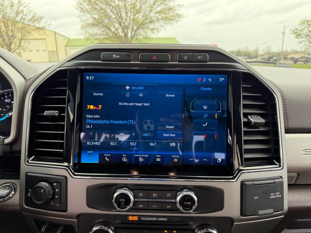 Ford F-350SD Vehicle Full-screen Gallery Image 14