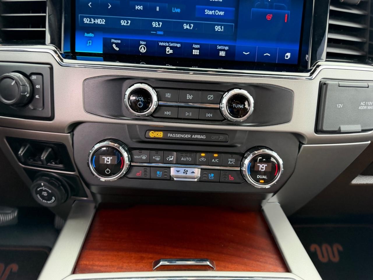 Ford F-350SD Vehicle Full-screen Gallery Image 15